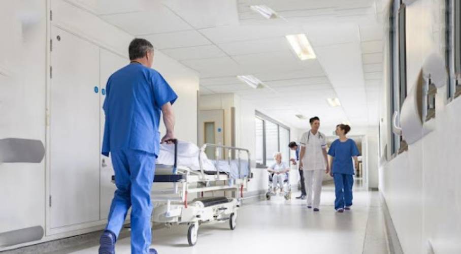 Βρετανία: Τα νοσοκομεία μπορεί να δυσκολευθούν ακόμα κι αν μειωθούν οι θάνατοι τον χειμώνα