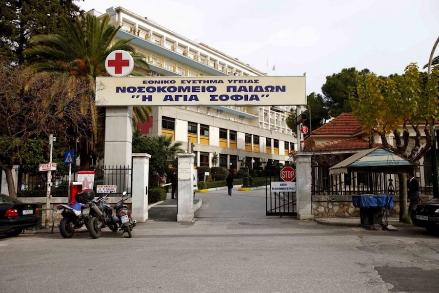 Αναμένοντας στο κρύο για εξέταση στο Παίδων