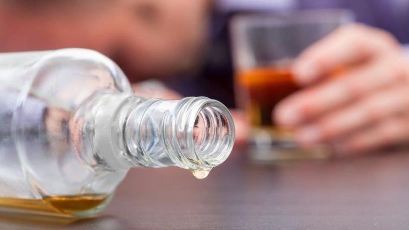 Αυξήθηκαν οι θάνατοι από αλκοόλ κατά τη διάρκεια της πανδημίας COVID-19
