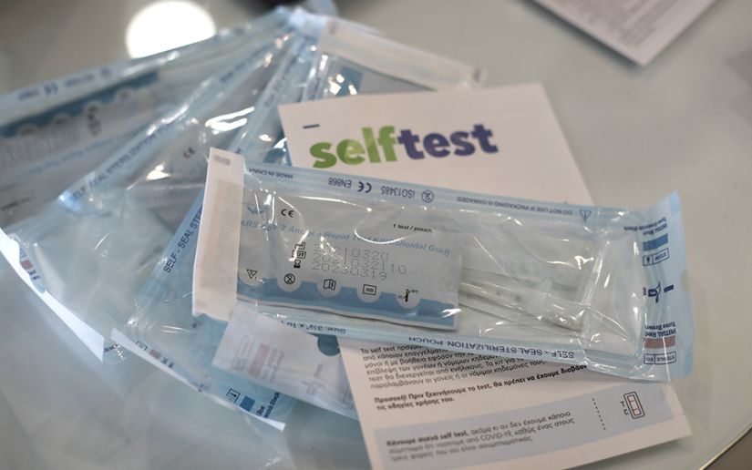 Πότε παραλαμβάνουν οι γονείς τα δωρεάν self tests από τα φαρμακεία