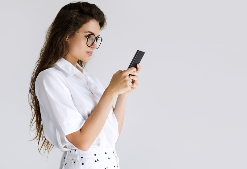 Πόσο επικίνδυνο είναι το μπλε φως για το δέρμα σας;