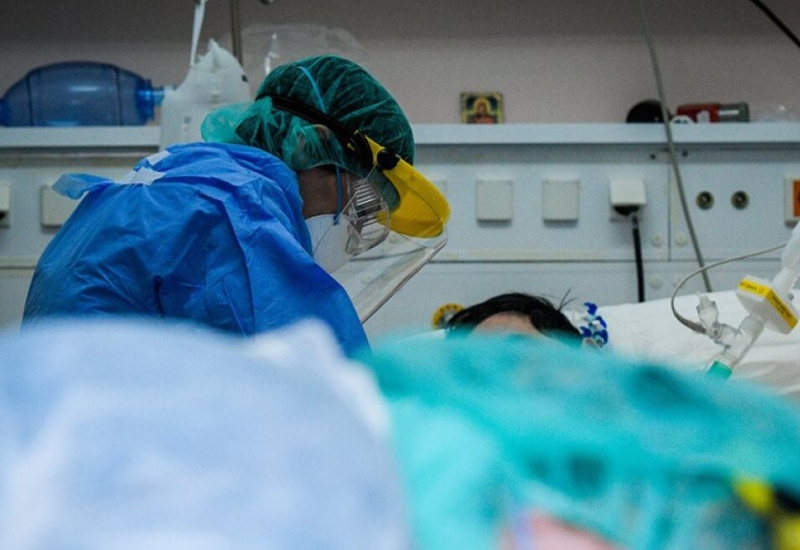 Αύξηση θανάτων και διασωληνωμένων από Covid-19 παρά τη μείωση κρουσμάτων