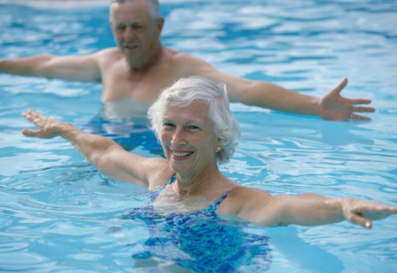 Συμβουλές για ασφαλές κολύμπι προς τους ηλικιωμένους
