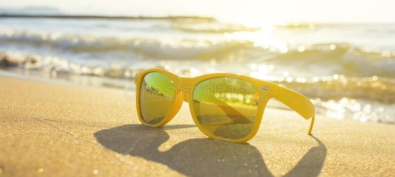 γυαλιά-ηλίου-μόδας-στην-παραλία-θάλασσας-με-το-σαφή-μπλε-ουρανό-οι-120120954
