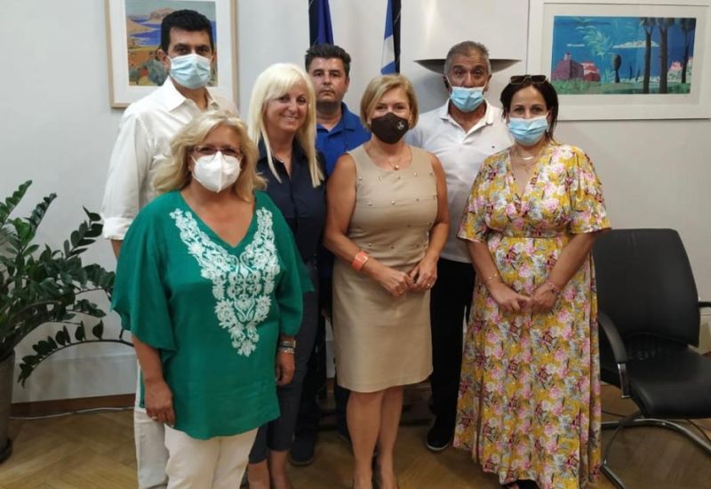 Η Μίνα Γκάγκα συνομιλεί με τους νοσηλευτές