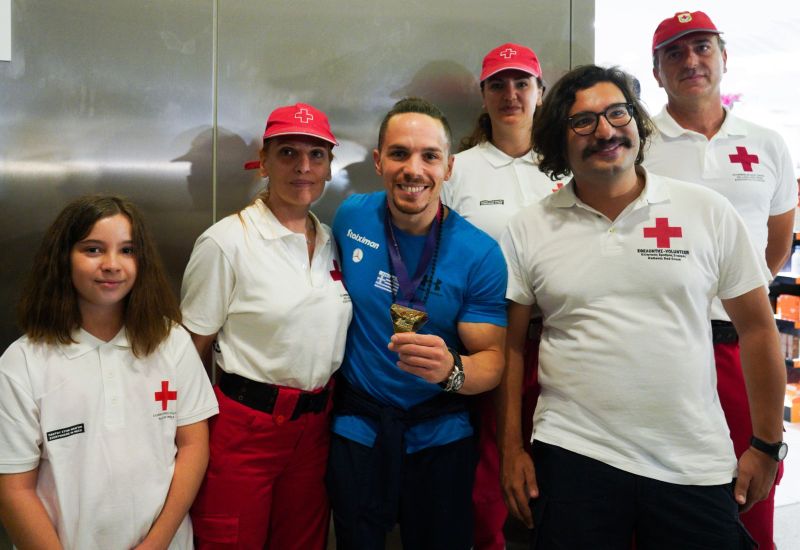 Οι εθελοντές του Ελληνικού Ερυθρού Σταυρού τίμησαν τον «χρυσό» Λευτέρη Πετρούνια