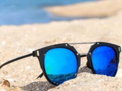 τα-γυα-ιά-η-ίου-βρίσκονται-σε-μια-παρα-ία-στην-άμμο-75310641