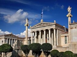 ekpa-ksenagiseis-sta-ktiria-tis-athinaikis-trilogias