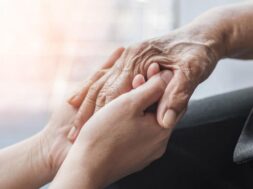 111700-alzheimerhands1280