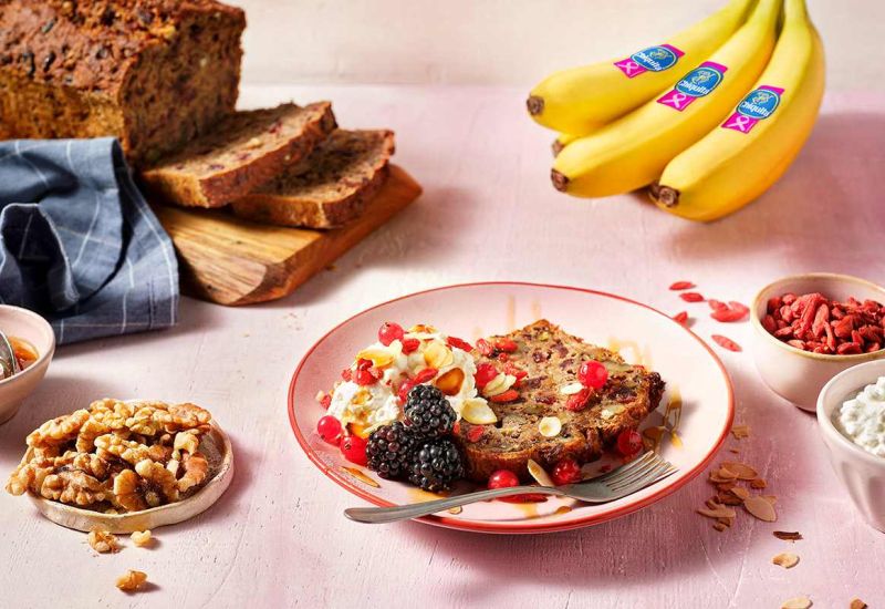 H Chiquita χρωματίζει ροζ το αυτοκόλλητό της για να ευαισθητοποιήσει για τον Καρκίνο του Μαστού