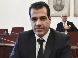 pleyris_diki_xrysi_aygi