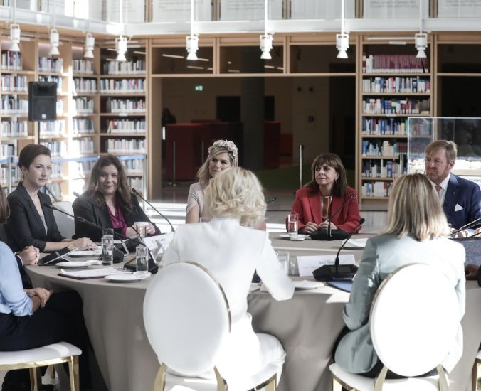 Στρογγυλή τράπεζα για τη βία κατά των γυναικών με τη Μαρία Συρεγγέλα, το βασιλικό ζεύγος της Ολλανδίας και την Πρόεδρο της Δημοκρατίας