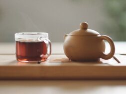 black-tea-with-teapot-pubdomain-Manki-Kim