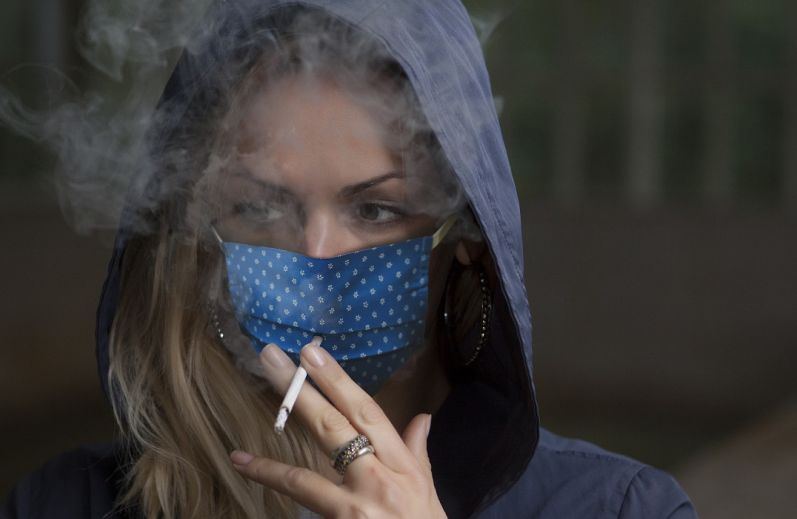 Επιβλαβής η χρήση μάσκας για τους καπνιστές, σύμφωνα με νέα έρευνα