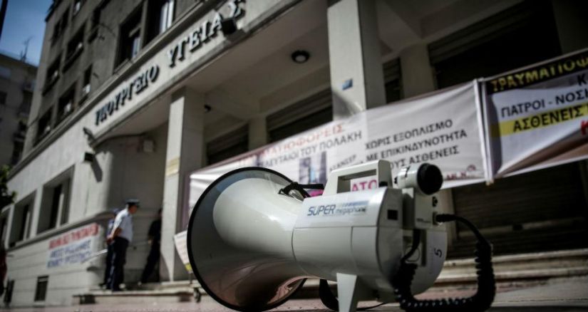 Τρομακτική έλλειψη τραυματιοφορέων στα δημόσια νοσοκομεία της χώρας