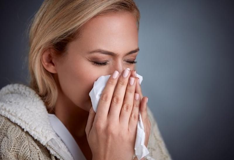 Πώς μπορούμε να διακρίνουμε τον ιό RSV από γρίπη και Covid-19;