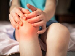 pain in the knee joints of the child. the boy’s knees hurt