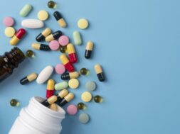 minimalistic-science-banner-with-pills