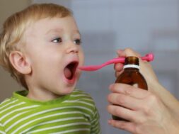 paidi-pinei-siropi-koutali