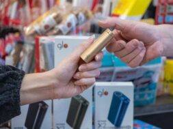 Επιστημονικά τεκμηριωμένη απόφαση στην Ελλάδα αναγνωρίζει μικρότερη τοξικότητα στο glo σε σύγκριση με το τσιγάρο