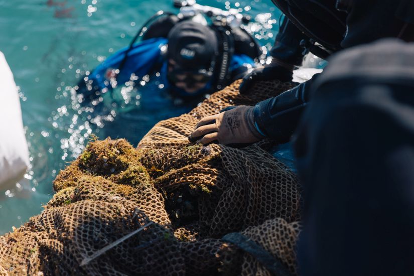 RIO Mare και MEDASSET ανασύρουν «δίχτυα–φαντάσματα» από τον βυθό 