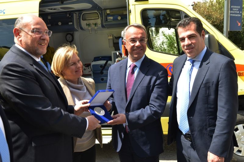 Παραδόθηκαν τα πρώτα έξι ασθενοφόρα που αγοράστηκαν με δωρεές στο ΕΚΑΒ