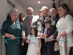 10 Η μικρή Μαρία Αναστασία κόβει την κορδέλα των εγκαινιων