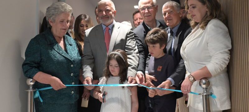 10 Η μικρή Μαρία Αναστασία κόβει την κορδέλα των εγκαινιων