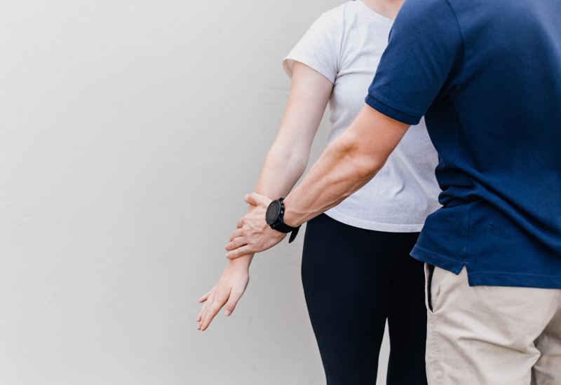 Φυσικοθεραπευτές προς κόμματα: Πείτε μας το σχέδιό σας για την κατάργηση των ληστρικών clawback & rebate