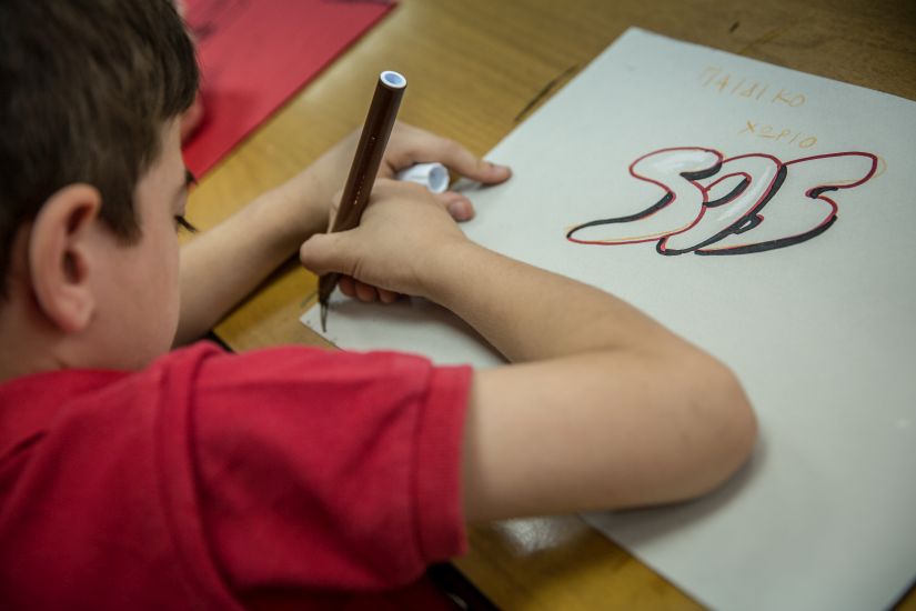 Τα παιδικά χωριά SOS στηρίζουν με σχολικά είδη τα παιδιά που έχουν ανάγκη