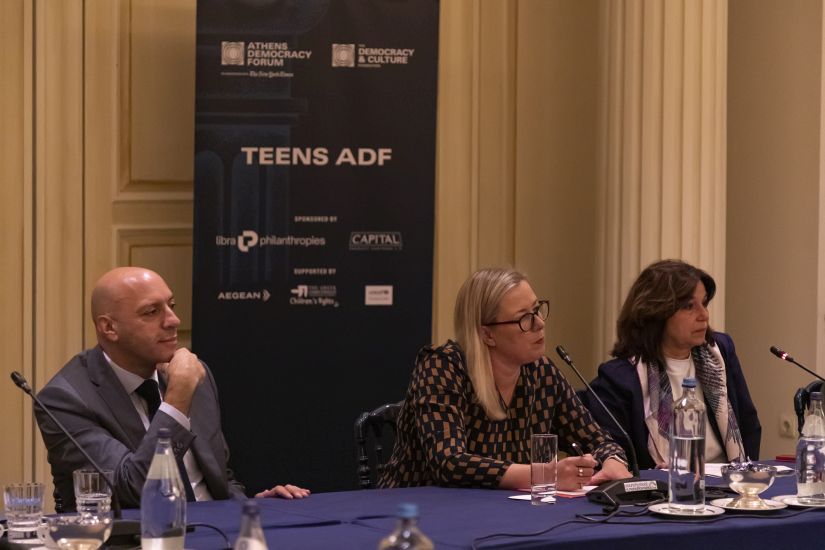 Οι έφηβοι συζητούν θέματα που αφορούν τη δημοκρατία στο 1ο παγκόσμιο Τeens Athens Democracy Forum