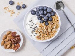breakfast-bowl-with-oats-blueberries