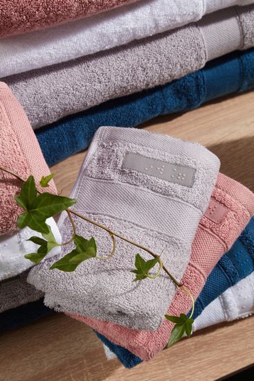 Praktiker Hellas: Προωθεί τον συμπεριληπτικό σχεδιασμό προϊόντων δημιουργώντας πετσέτες με γραφή Braille