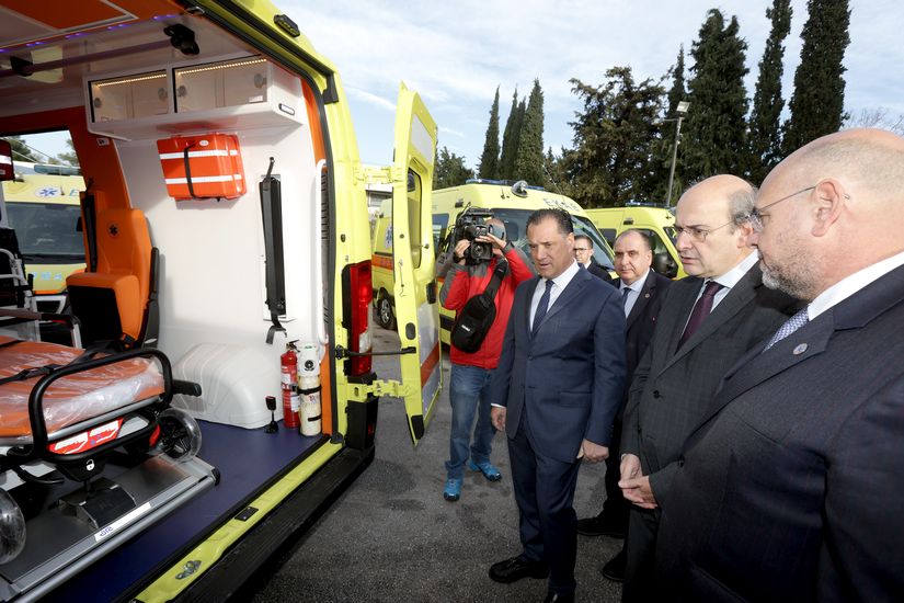 Παράδοση 10 νέων ασθενοφόρων στο ΕΚΑΒ