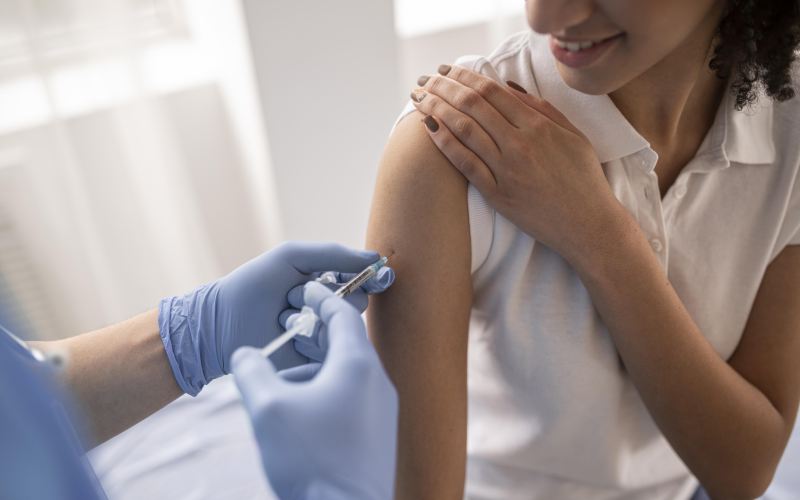 Εμβόλια covid: Δωρεάν στις δομές, 5 ευρώ σε ιατρεία και φαρμακεία