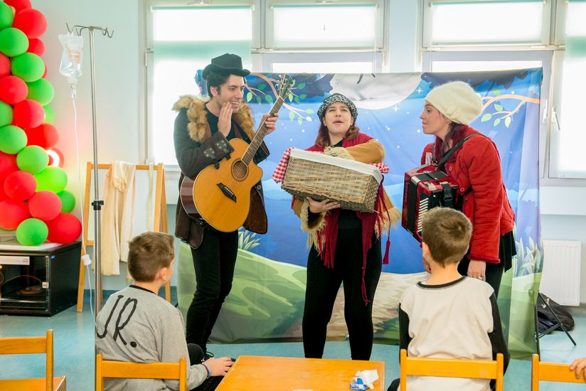 Τα καλικαντζαράκια των Χριστουγέννων  δίπλα στα νοσηλευόμενα παιδιά του Γ.Ν. Παπαγεωργίου