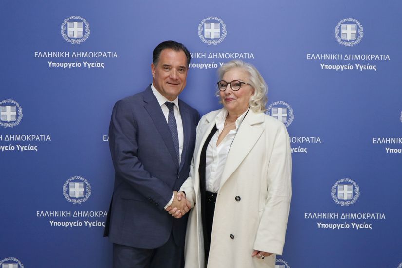 Συνάντηση του υπουργού Υγείας με την πρώτη ασθενή που της χορηγήθηκε φαρμακευτική κάνναβη