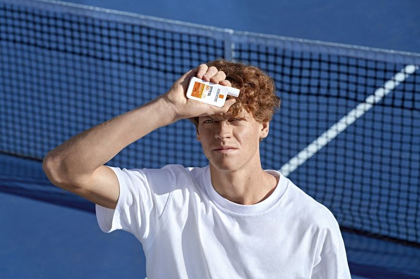Η La Roche-Posay και ο τενίστας Jannik Sinner ενώνουν τις δυνάμεις τους για καλό σκοπό