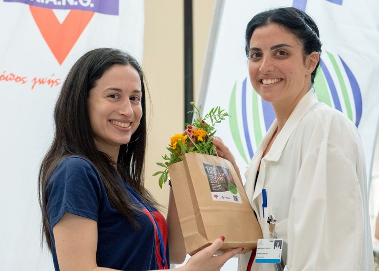 Γέμισε πολύχρωμα λουλούδια το Νοσοκομείο Παπαγεωργίου