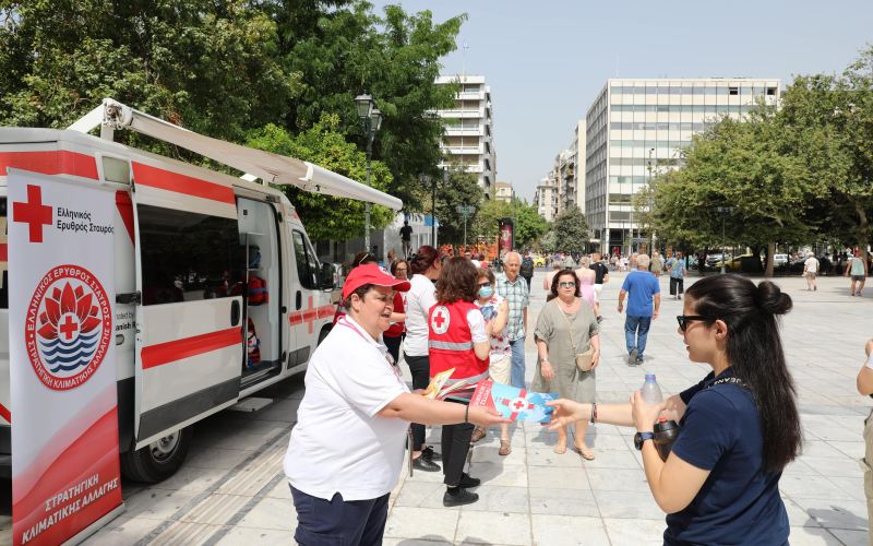 Ο Ελληνικός Ερυθρός Σταυρός πραγματοποιεί εκτάκτως δράση υποστήριξης πολιτών στην Πλατεία Συντάγματος (16/7) ενόψει καύσωνα