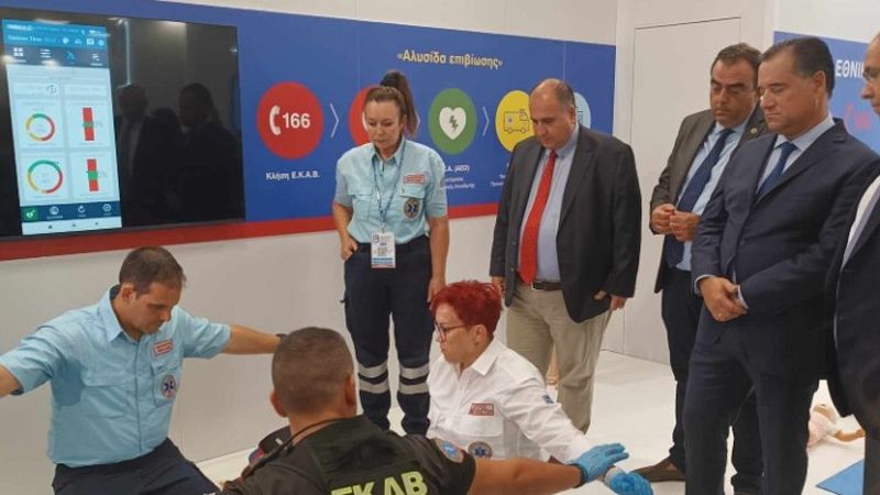 Παρουσία εθελοντών του ΕΕΣ στα ΤΕΠ και τοποθέτηση περισσότερων απινιδωτών σε δημόσιους χώρους από το υπ. Υγείας