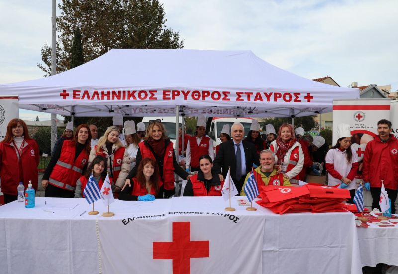 Ο Ελληνικός Ερυθρός Σταυρός σε συνεργασία με την Λέσχη Αρχιμαγείρων Αττικής Ακρόπολις προσέφερε εορταστικά γεύματα σε 250 άστεγους συμπολίτες μας