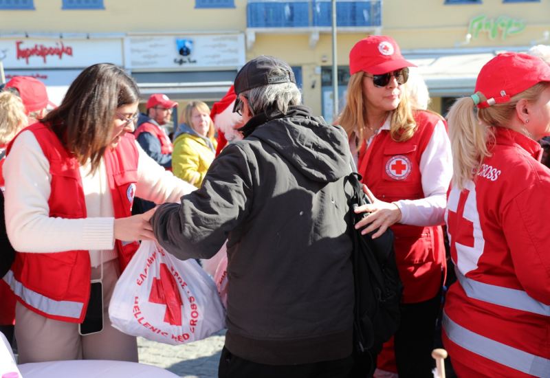Ο Ελληνικός Ερυθρός Σταυρός προσέφερε εορταστικά γεύματα σε 250 άστεγους συμπολίτες μας ενόψει Πρωτοχρονίας