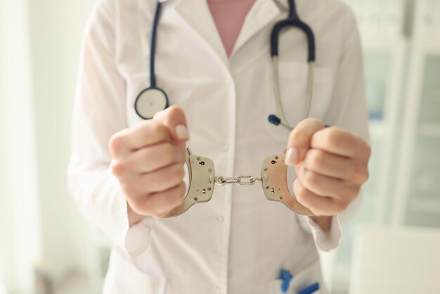 Φυλακή και Πρόστιμο 60.000€ για Χρήση του Τίτλου “Γιατρός” Χωρίς Πτυχίο