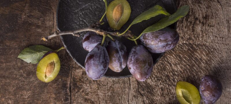 flat-lay-delicious-plums-arrangement