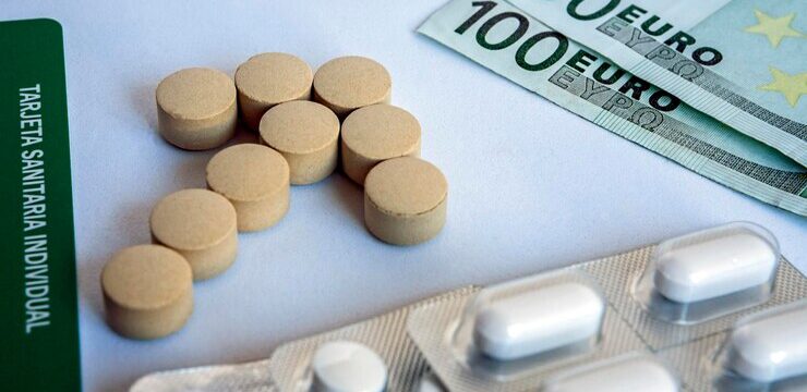 close-up-coins_1048944-6736433