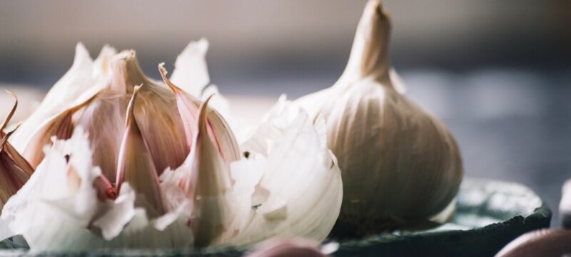 close-up-peeled-garlic_23-2147711238