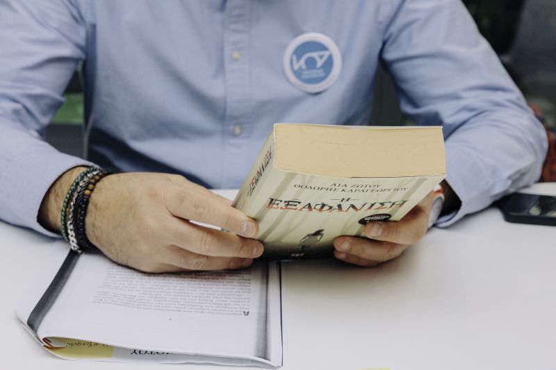 Η Avis ηχογράφησε αποσπάσματα βιβλίων για άτομα με οπτική αναπηρία σε συνεργασία με την ΜΚΟ «Διαβάζω για τους Άλλους»