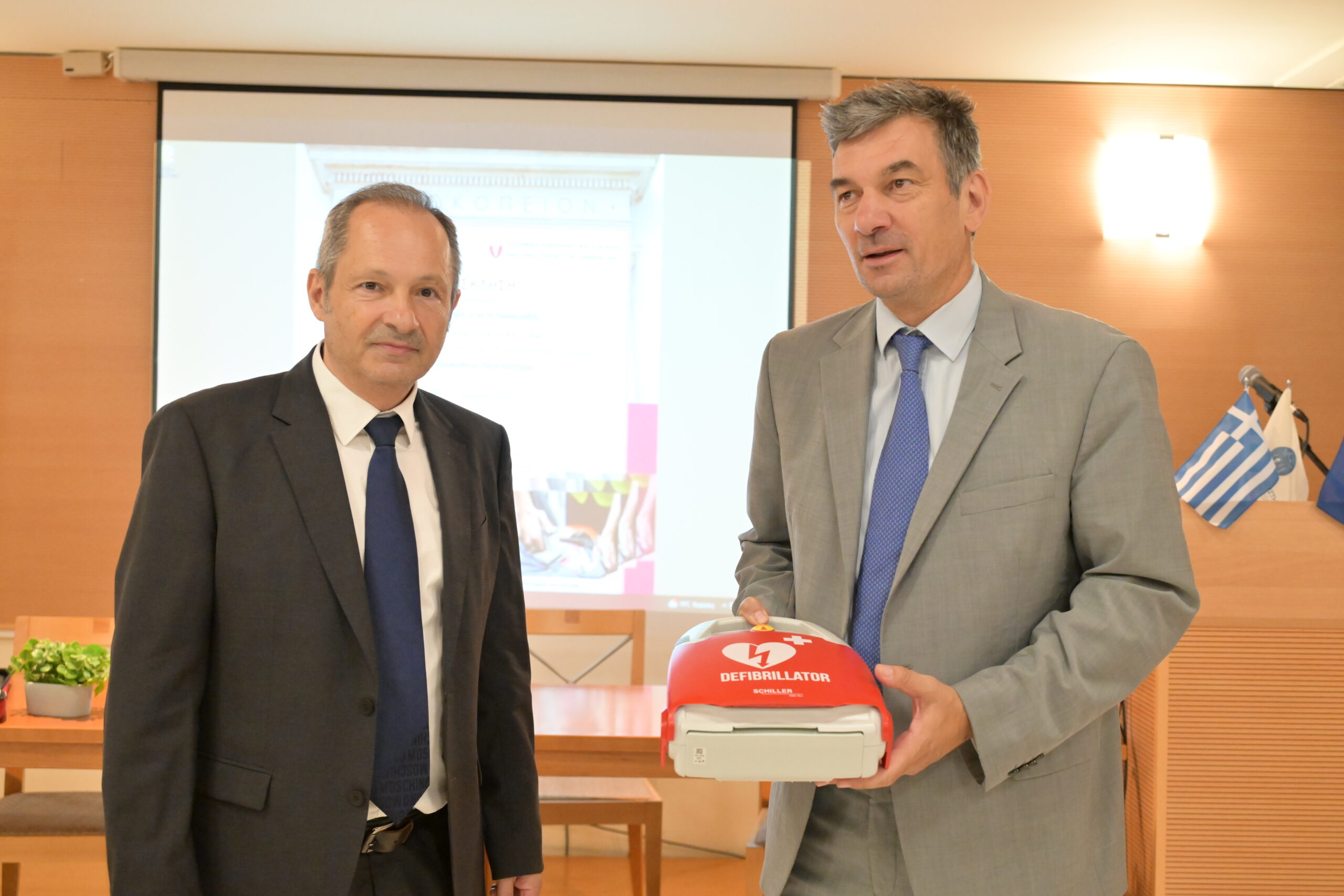 Νέος αυτόματος απινιδωτής στο Χαροκόπειο – Μια πρωτοβουλία πρόληψης και εκπαίδευσης