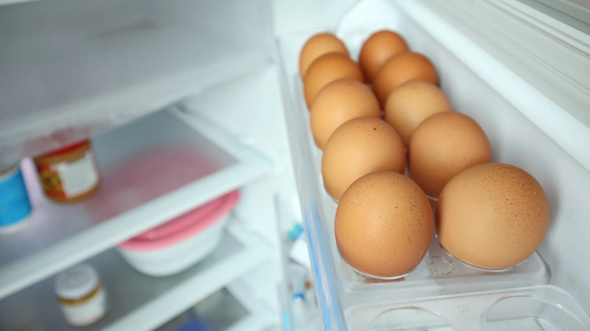 Πρέπει τα αυγά να μπαίνουν στο ψυγείο; Τι προτείνουν οι ειδικοί